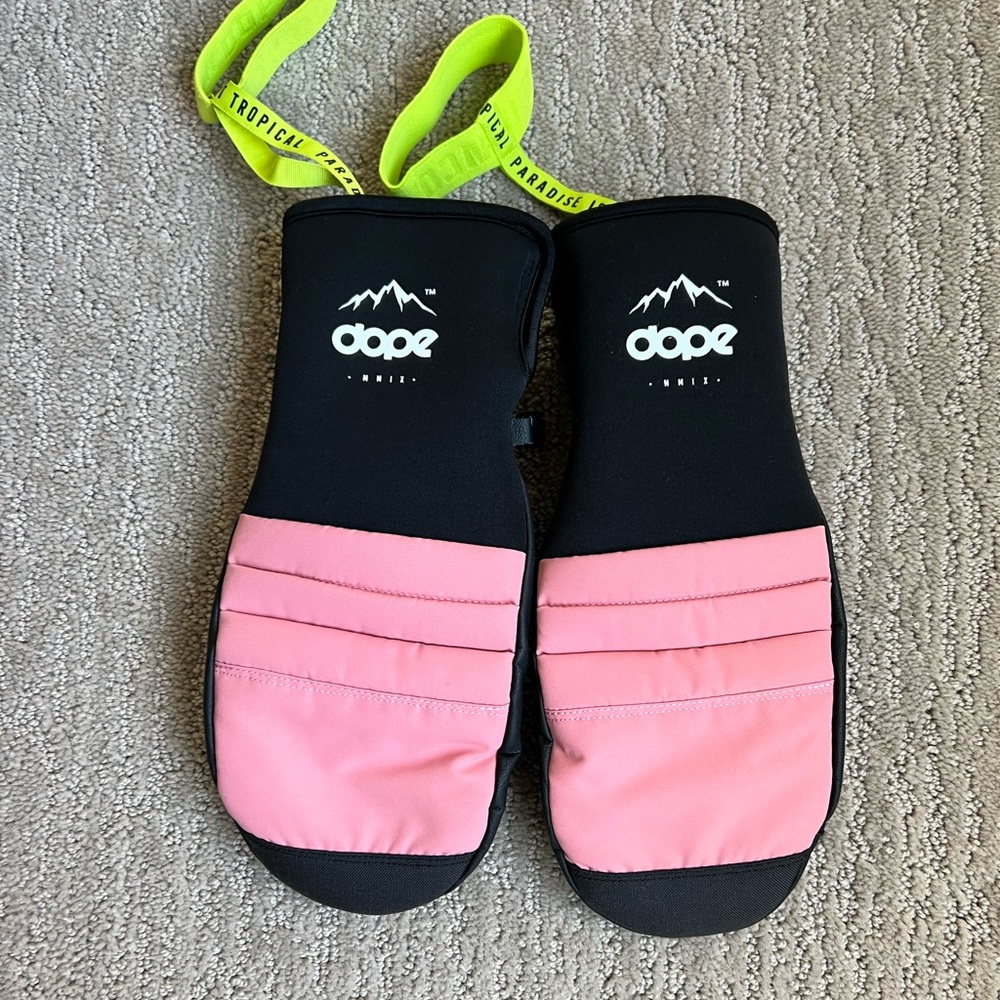 Like new Dope Snow Mittens